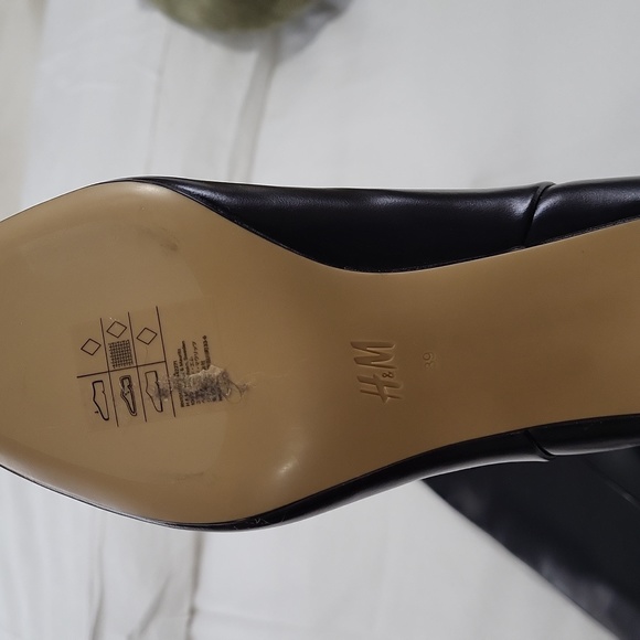 Zip less 2.5in black faux leather boots. - Picture 4 of 4